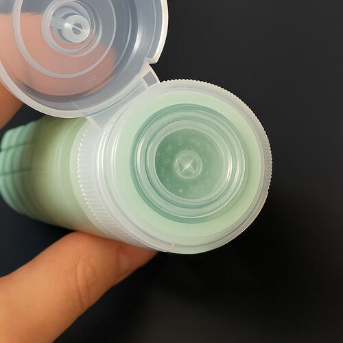 Set 4 recipiente de calatorie, Capacitate 90 ml, Inchidere etansa, Autocolante incluse, Geanta depozitare, PVC/silicon