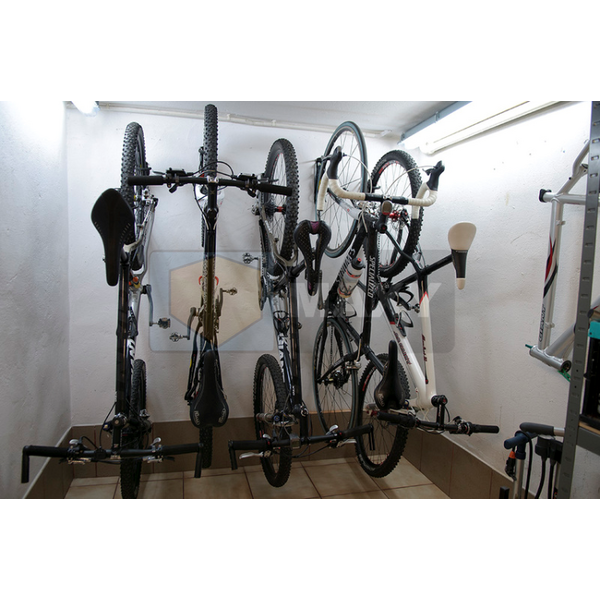 Suport pentru biciclete, Prindere pe perete