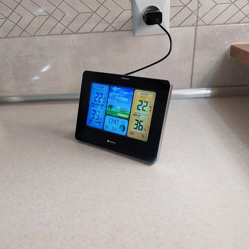 Set Statie meteo fara fir si Transmitator exterior, Ecran mare LCD color, Prognoza meteo, Presiune atmosferica, Temperatura si umiditate interior si exterior, Calendar perpetuu, Ceas electronic cu alarma, Alimentare la retea si baterii