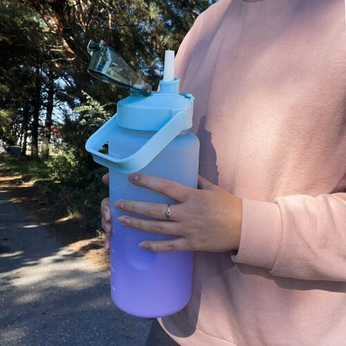 Sticla portabila de apa, Pai incorporat, Ergonomica, Gradata Motivational, Maner practic, Deschidere larga, 2L, Multicolor