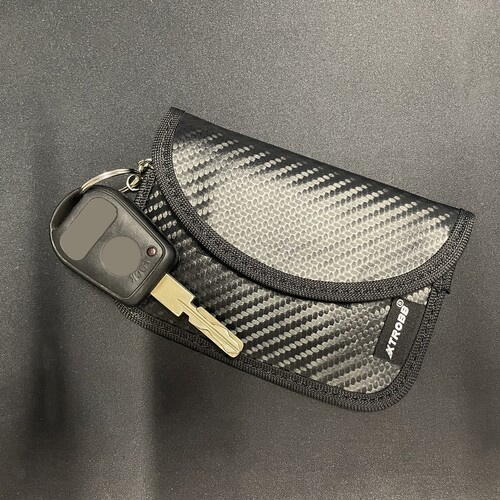 Set 2 husa protectie antifurt pentru chei si carduri, Cu carabiniera, Inchidere velcro, Neagra, Blocarea undelor radio 10 - 30 kHz, 9 x 13/ 8.5 x 13 cm